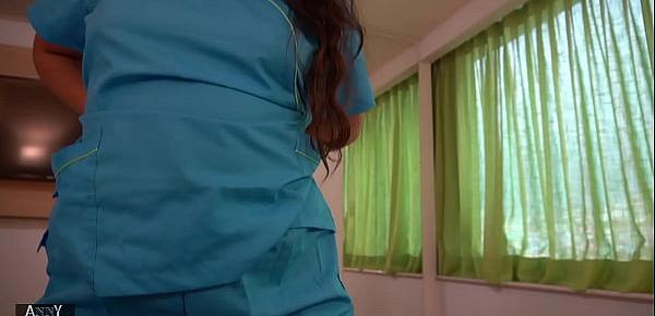  putita enfermera se deja grabar cogiendo después del turno nocturno